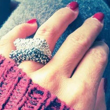 Carica l'immagine nel visualizzatore di Gallery, anello in argento barretta grossa goccioline. Silver ring
